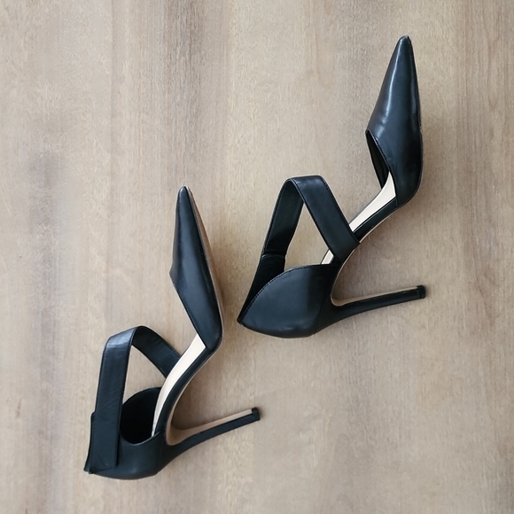 VINCE CAMUTO Carlotte Leather Asymmetrical Strappy Pointed Heel - Picture 5 of 10